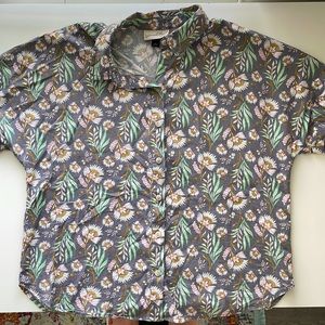 * LAST CHANCE * EUC Grey Floral Short Sleeve Button Up - Universal Thread